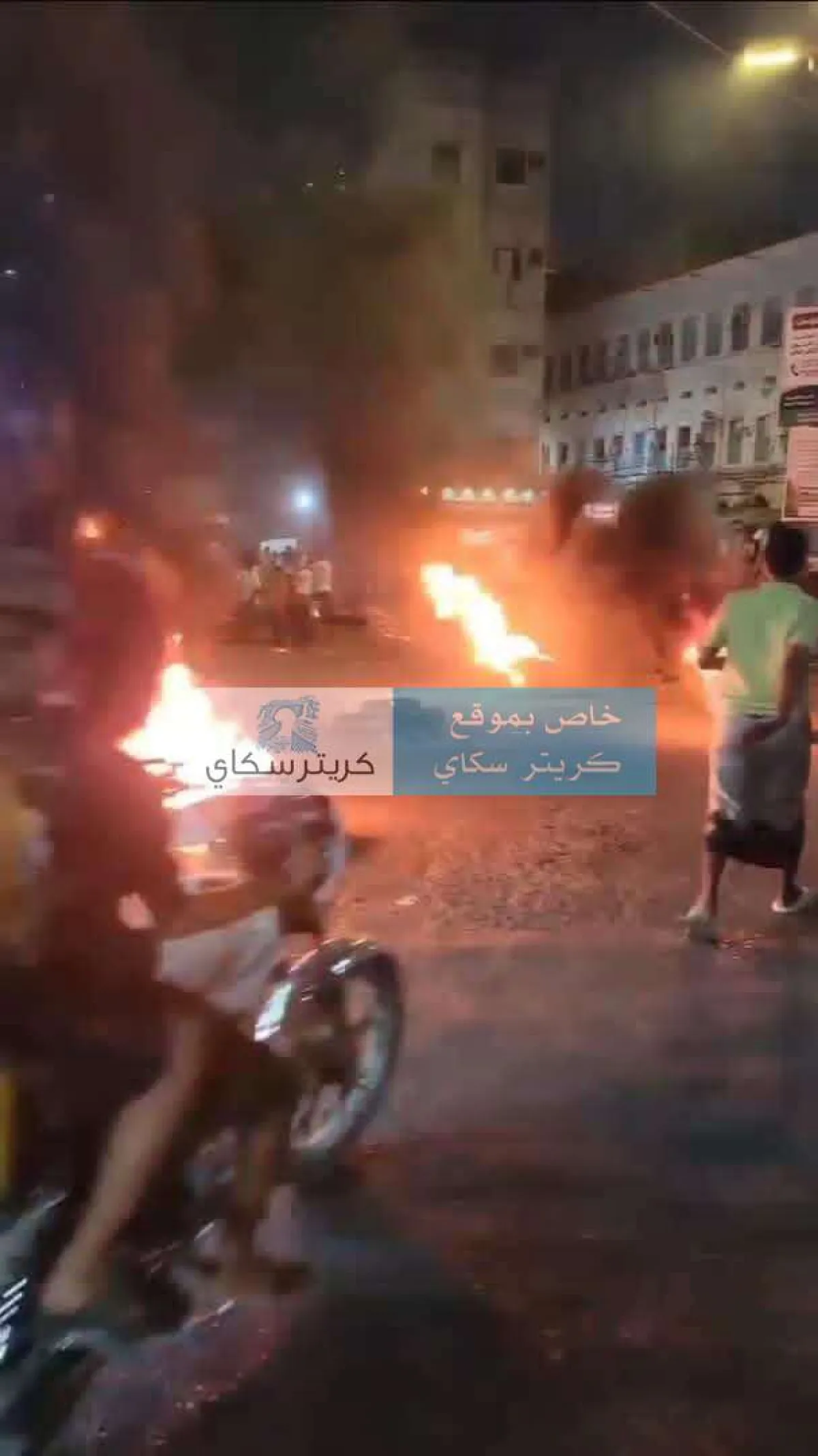 عاجل/ محتجون يقطعون طرقًا ويحرقون إطارات في عدد من شوارع المكلا