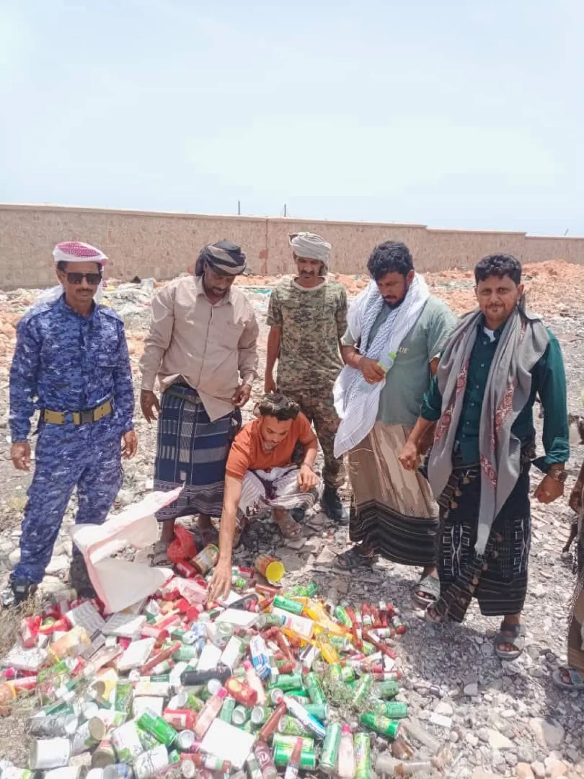 الصناعة والتجارة بقلنسية وعبدالكوري تتلف كميات من المواد المنتهية الصلاحية ضمن جهوده لحماية المستهلك