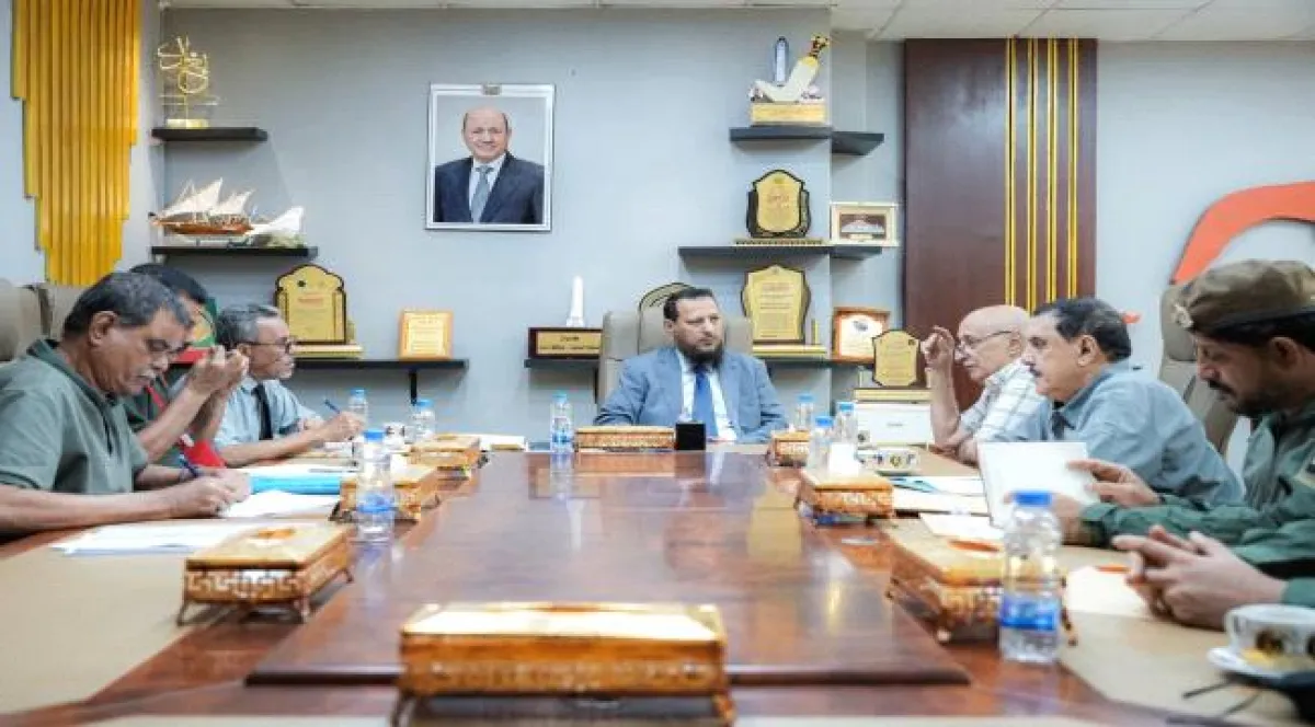 محافظ عدن يناقش أوضاع نزلاء السجون