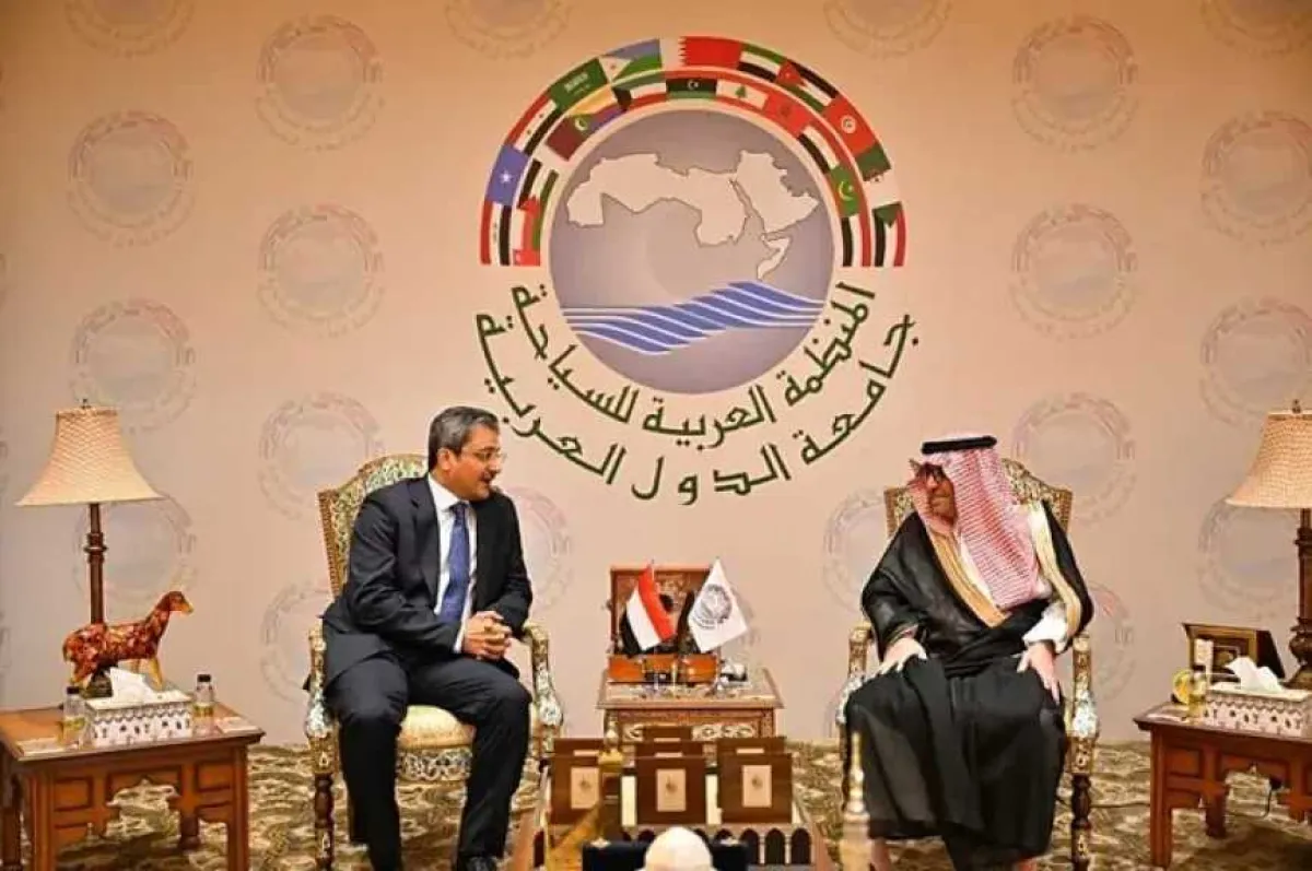 اليمن يبحث دعما لتطوير القطاع السياحي وتأهيل منشآت عدن وسقطرى