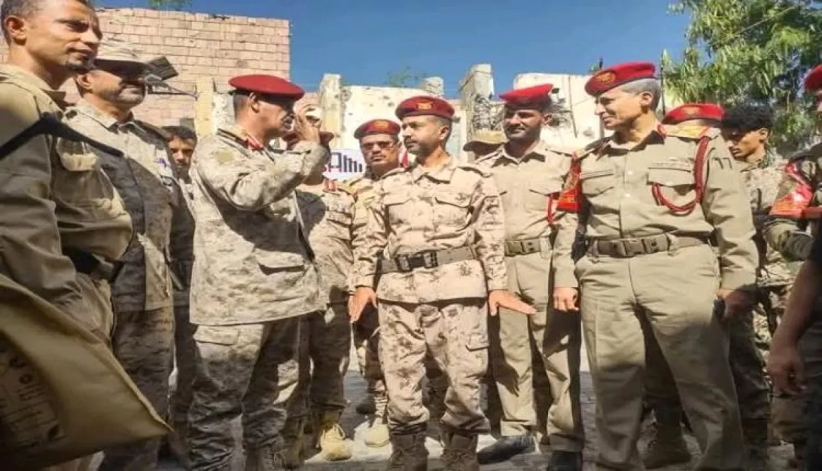 قيادات إخوان تعز تطالب الدفاع بـ28 مليار مقابل تسليم مخازن السلاح والاطقم والدبابات