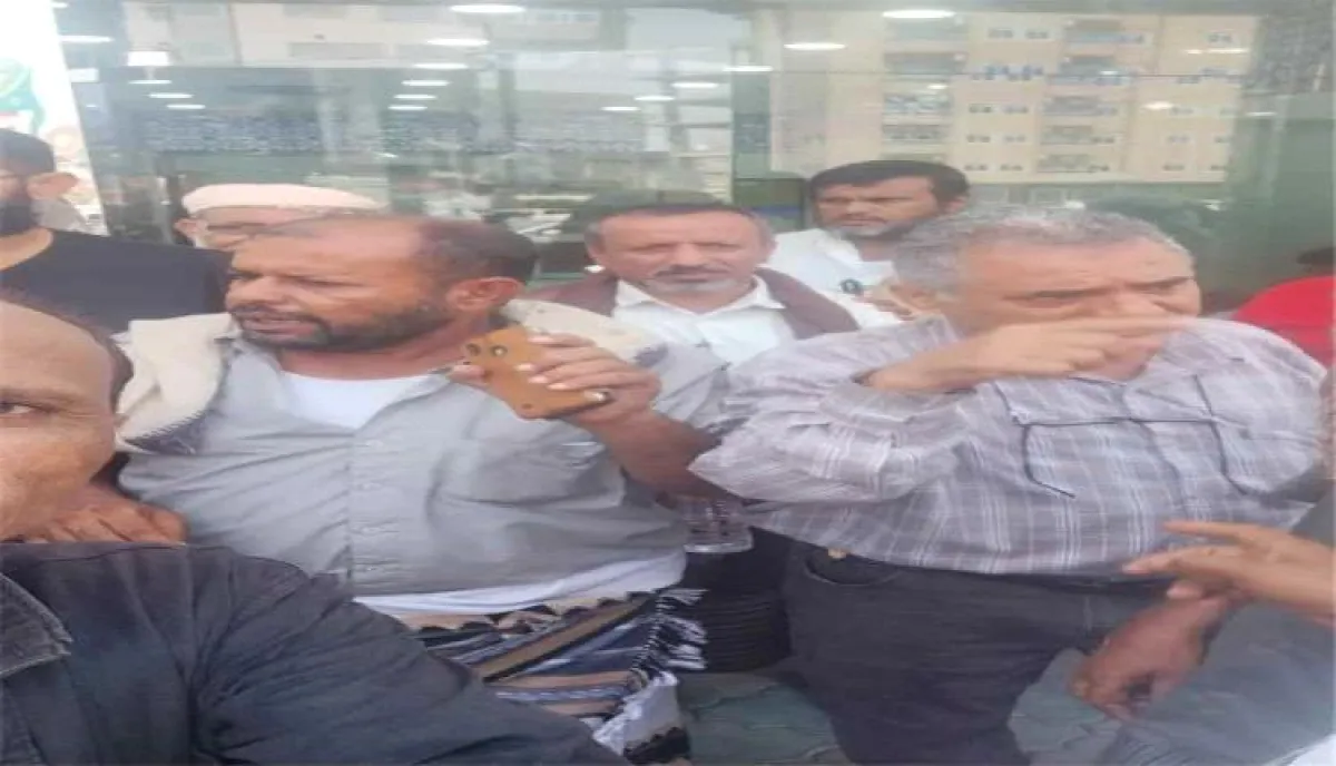 موظفو البيضاء يحتجون أمام بنك إنماء بسبب تأخر صرف الرواتب