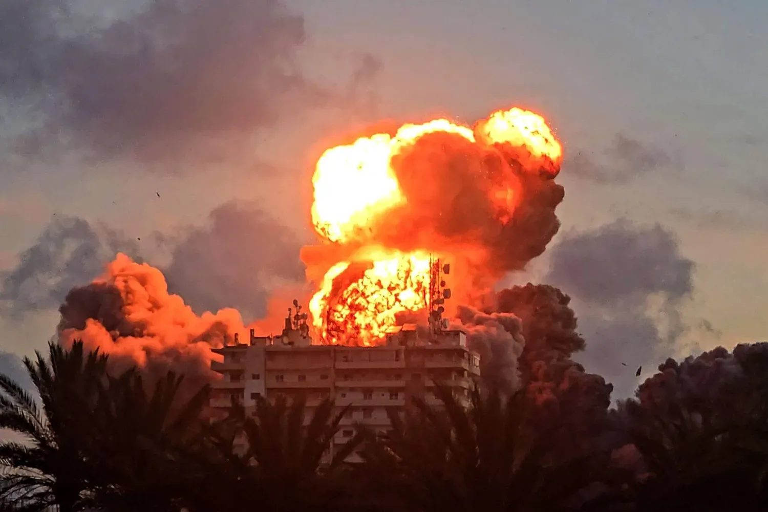 المسيّرات مقابل الغارات... كيف تبدّلت معادلة الردع بين إسرائيل و«حزب الله»؟