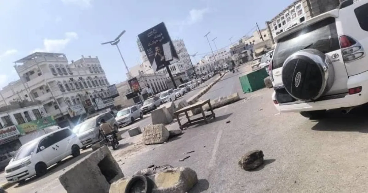 احتجاجات شعبية في المكلا تشمل قطع طرقات تنديدا باستمرار أزمة الخدمات