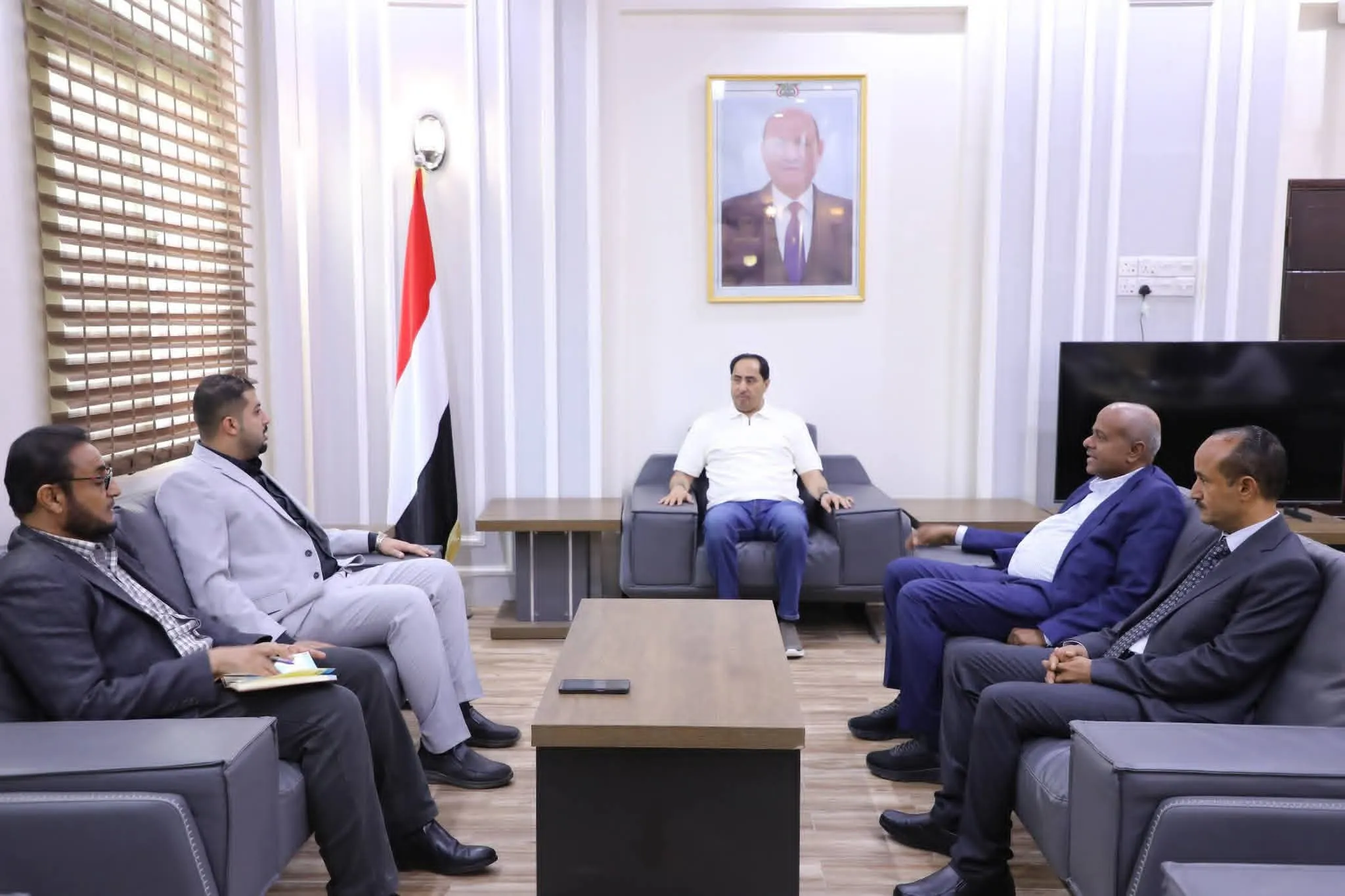 البكري يبحث مع شركة بحار الشرق إمكانية عرض مباريات كأس العالم عبر شاشات عملاقة في عدن