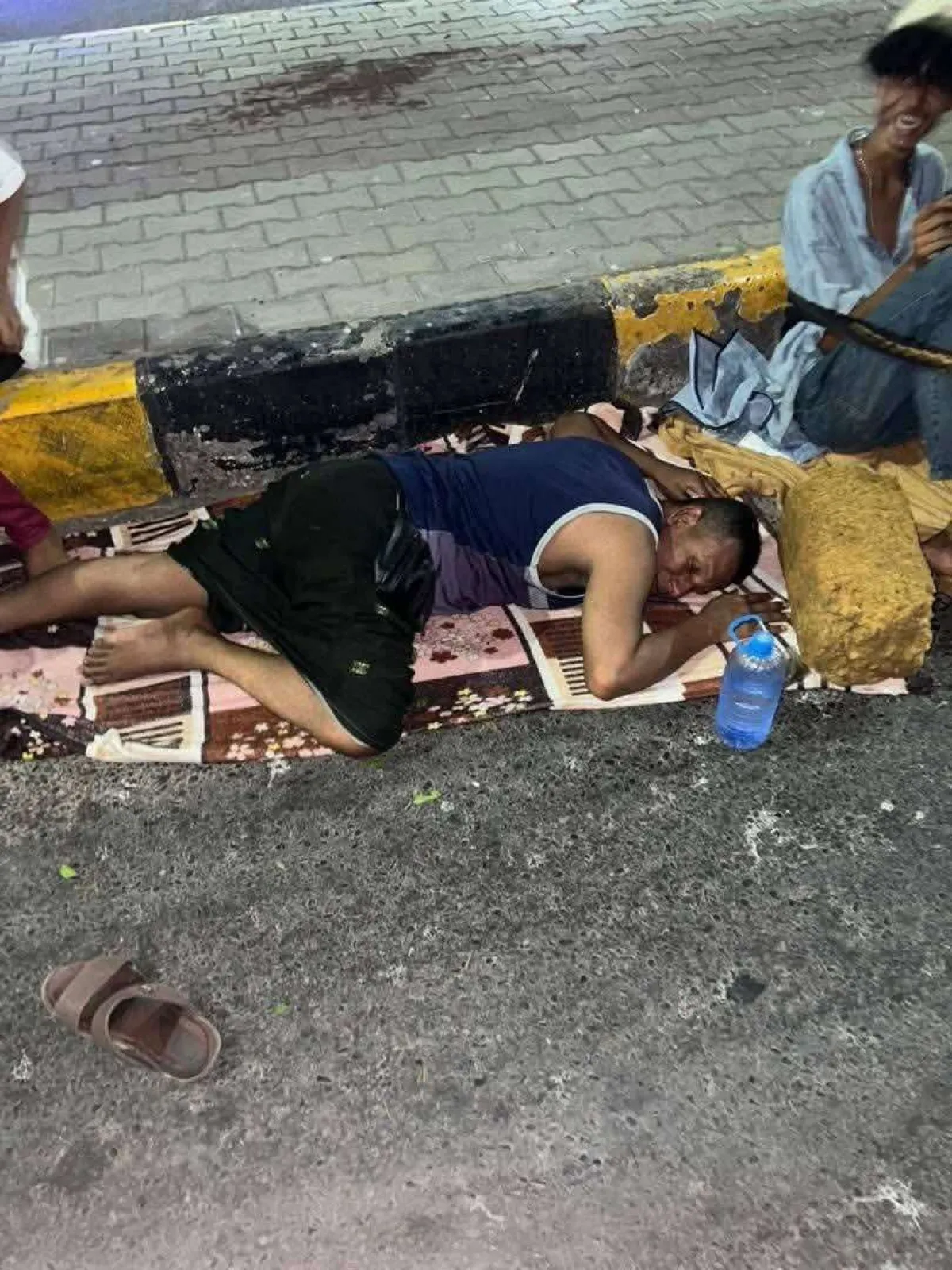 "مقدرش أنام يا بابا".. صرخة طفل تختصر مأساة عدن في صيفٍ بلا كهرباء