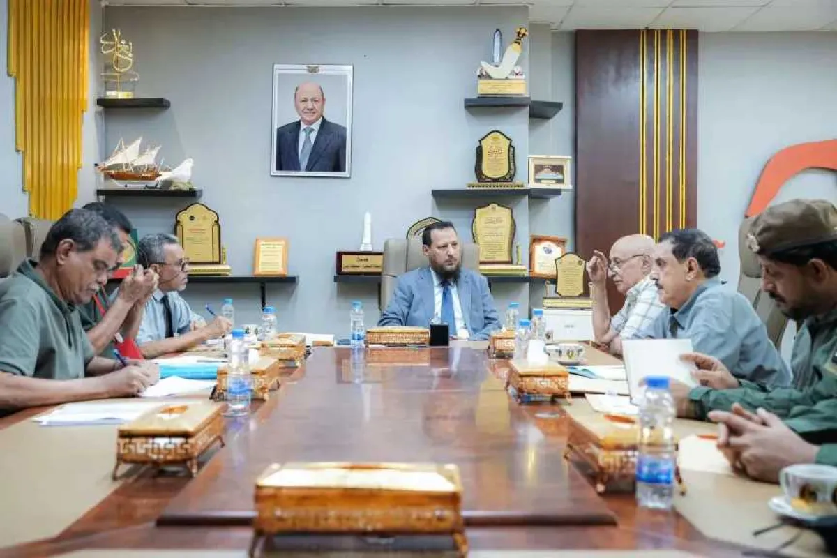 محافظ عدن يعقد اجتماعاً طارئاً مع قادة الأمن والسجون.. ويُصدر توجيهات حاسمة بشأن النزلاء