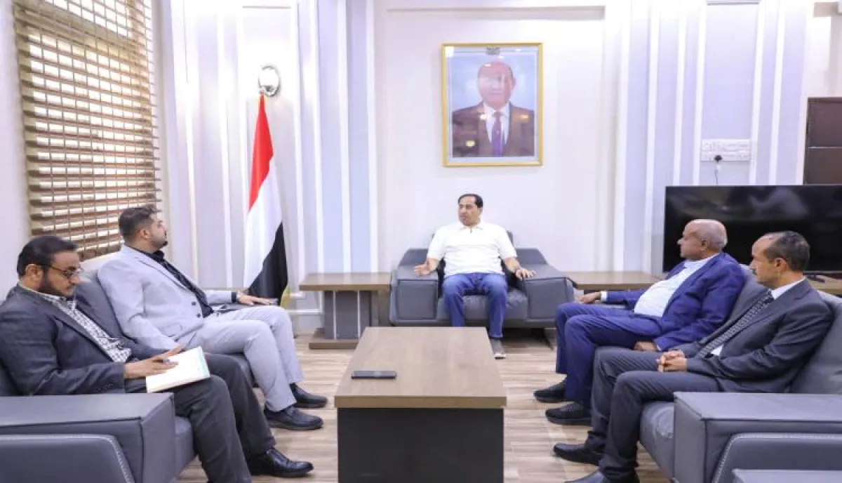 البكري يبحث مع شركة بحار الشرق إمكانية عرض مباريات كأس العالم عبر شاشات عملاقة في عدن