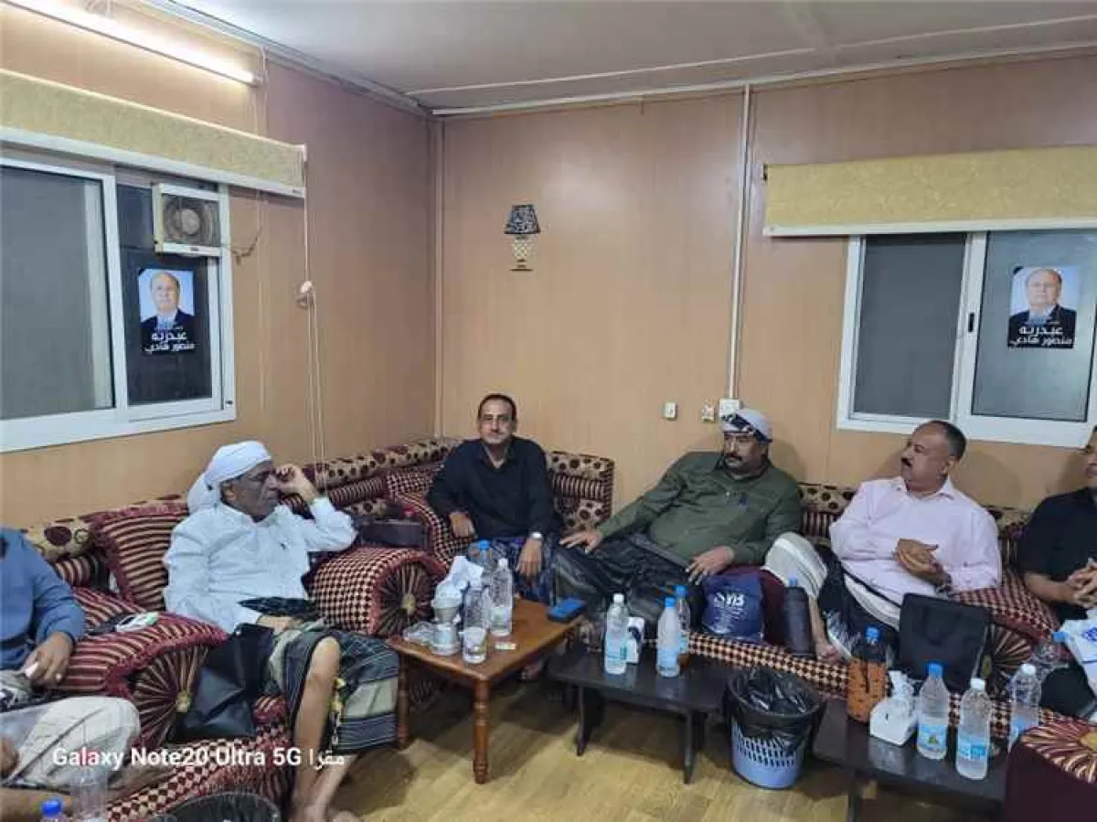 في لفتة وفاء إنسانية.. وزير النقل يزور اللواء محمد جميع الخضر بمنزله للاطمئنان على صحته في عدن