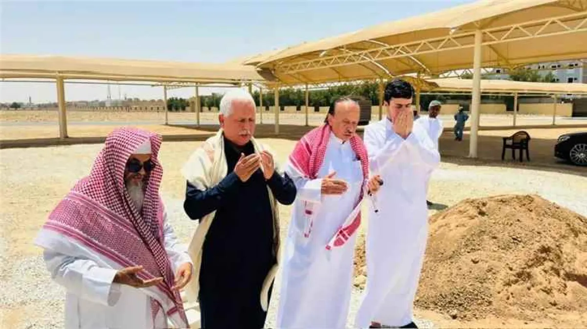زيارة مؤثرة إلى مثوى هادي.. السفير طريق يستحضر إرث الرئيس الراحل