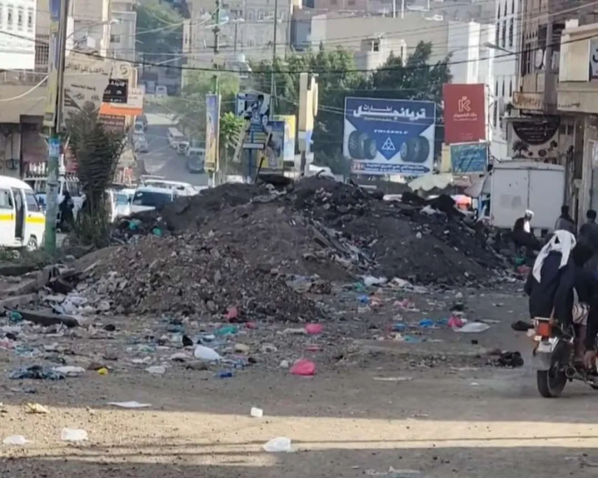 بعد ثلاثة أشهر من التعثر.. سكان يطالبون باستكمال شارع العواضي في المظفر بتعز