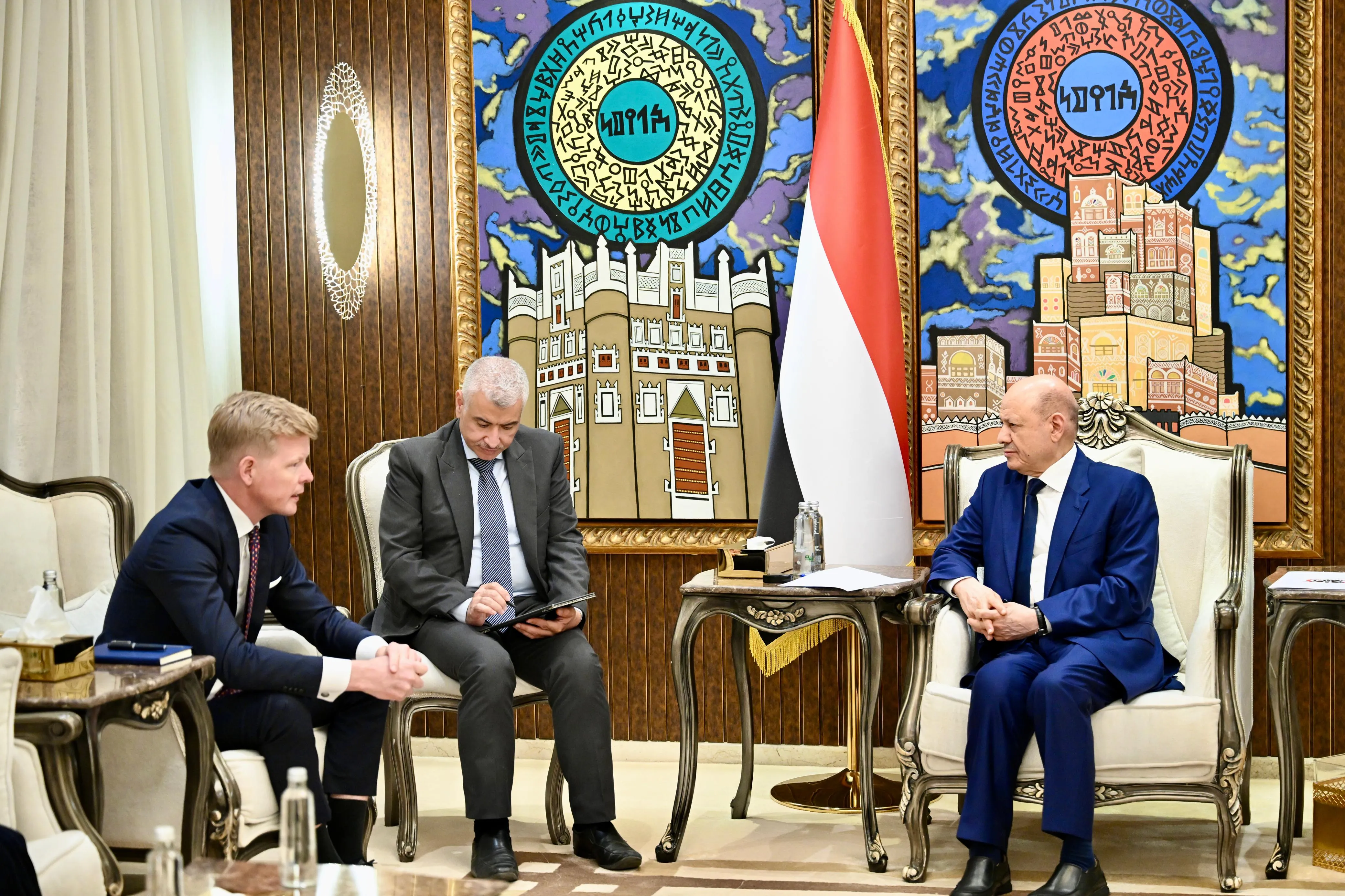 العليمي يستقبل المبعوث الخاص للأمم المتحدة الى اليمن