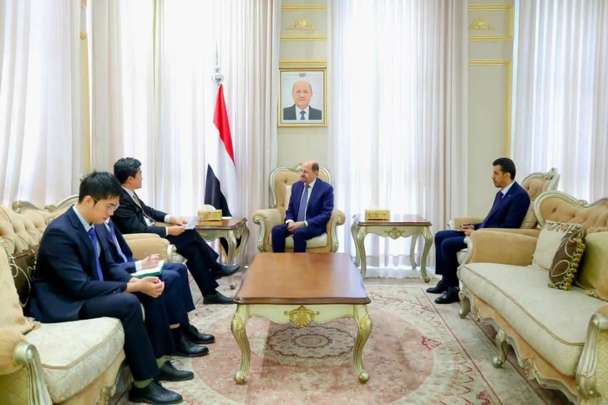 رئيس الوزراء وزير الخارجية يتسلم رسالة من الرئيس الصيني لفخامة رئيس مجلس القيادة الرئاسي