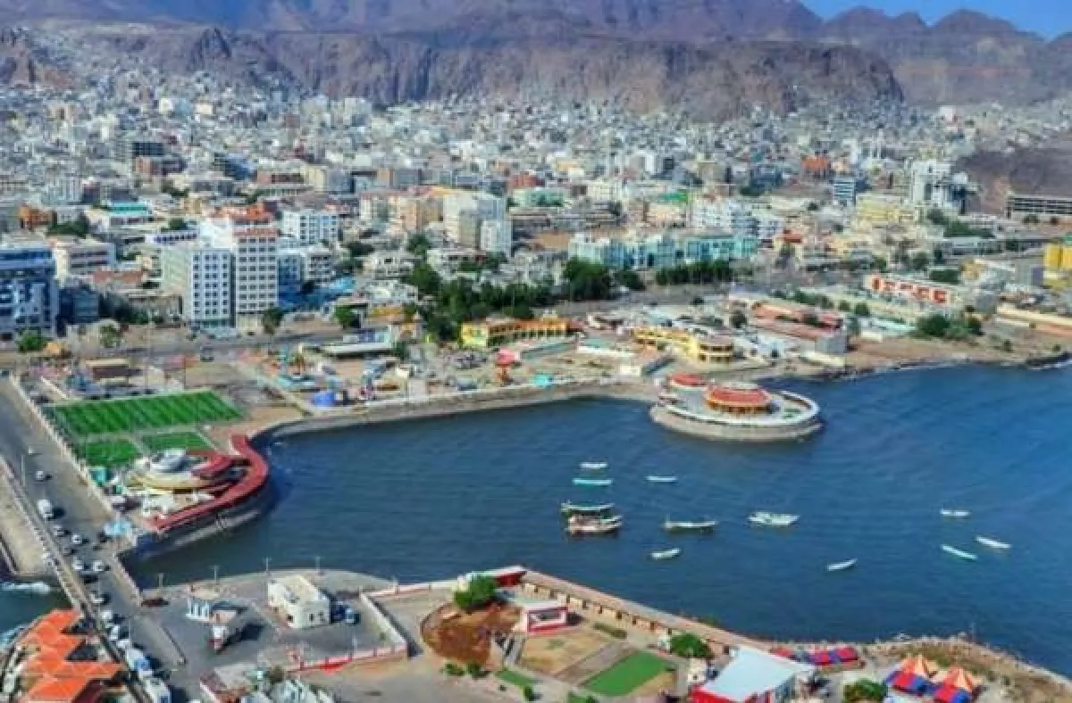صحفي يطلق تحذيراً لافتاً بشأن مستقبل السلطة في عدن