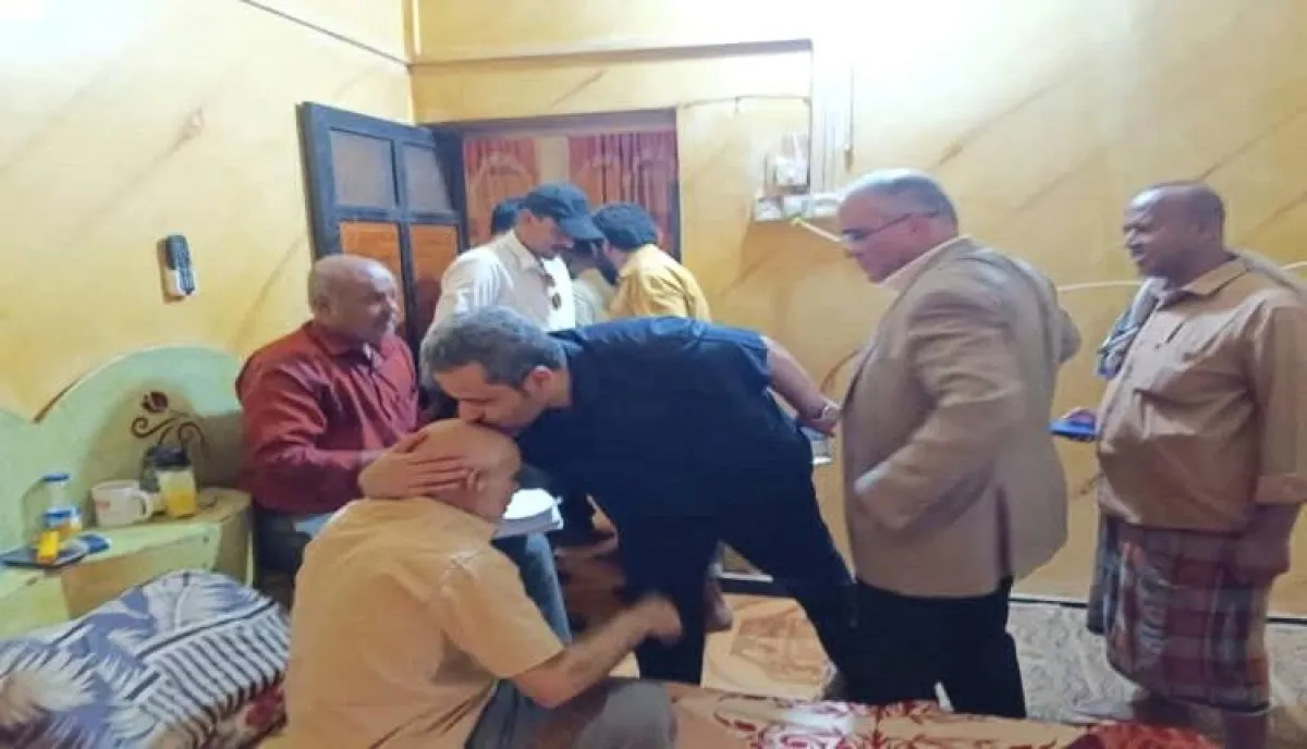 في موقف إنساني.. محافظ لحج ووزير التربية يطمئنان على صحة الدكتور خالد الحنشي