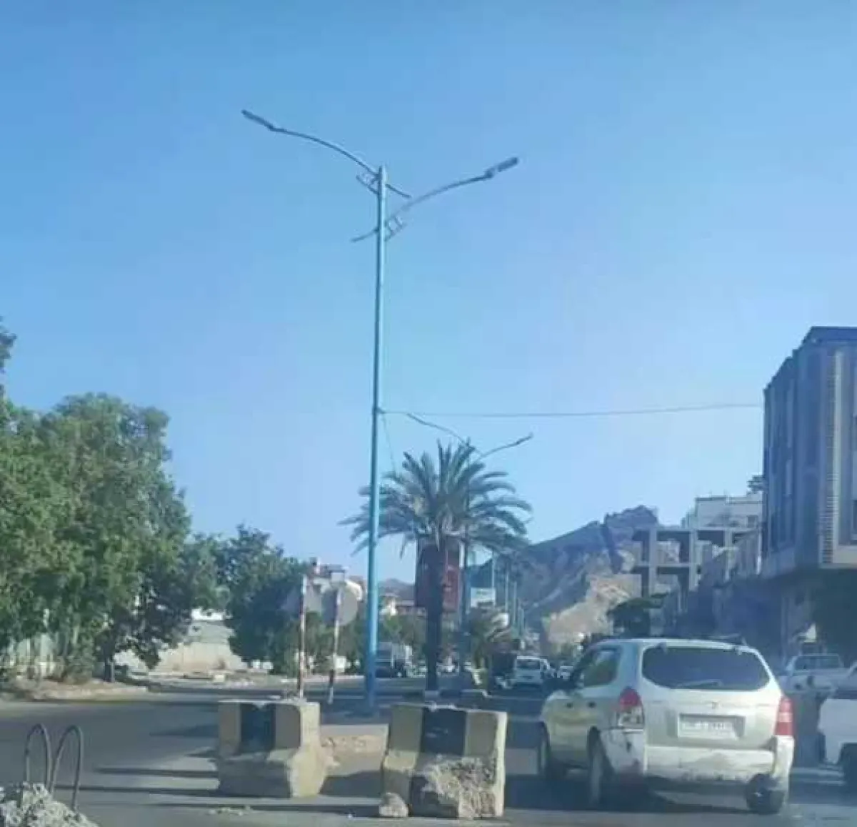 ”فخ الموت”.. حواجز إسمنتية في عدن تهدد حياة السائقين ليلاً