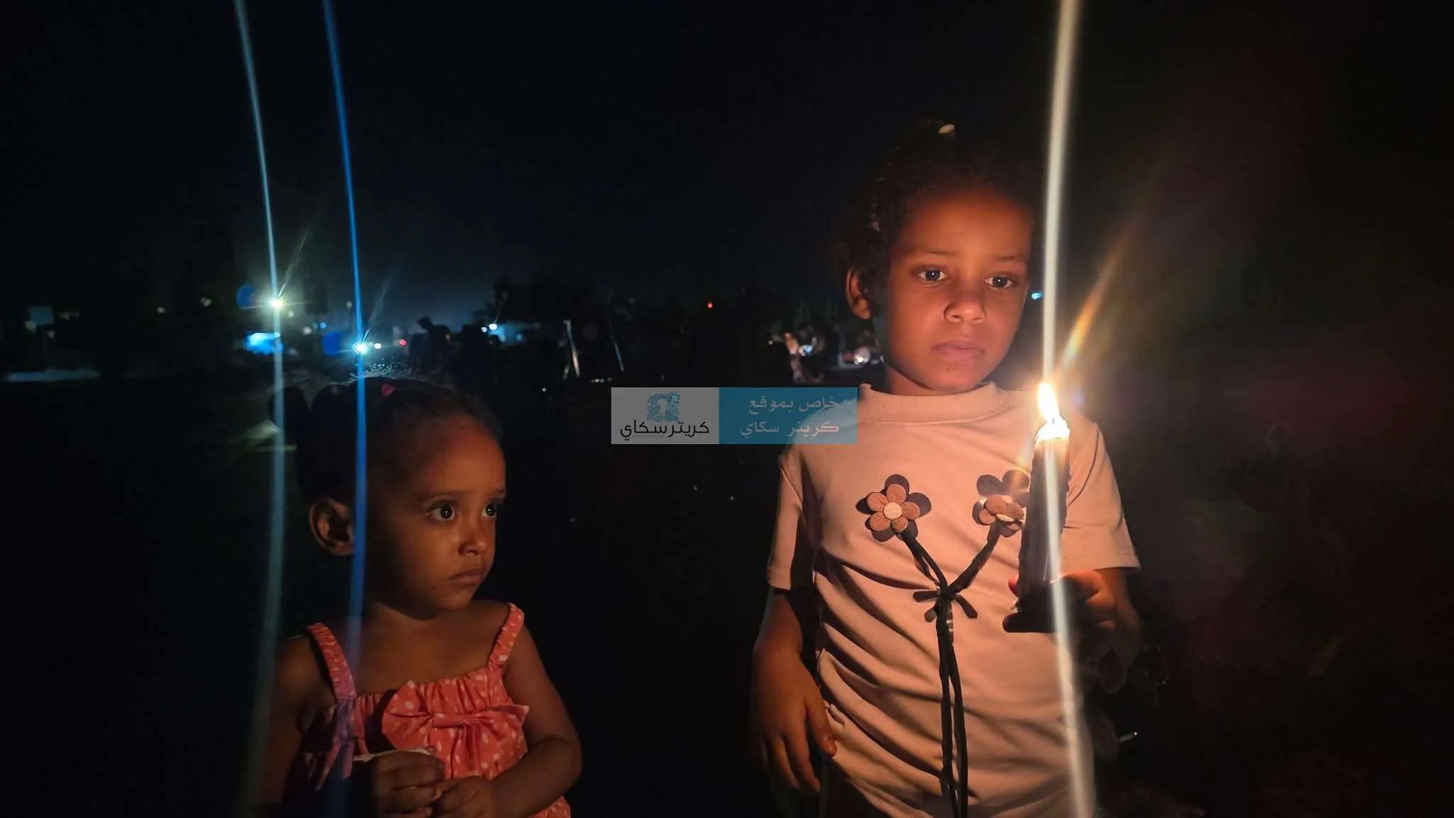 صورة تختصر الألم.. أطفال لا ينامون بسبب انقطاع الكهرباء في أبين