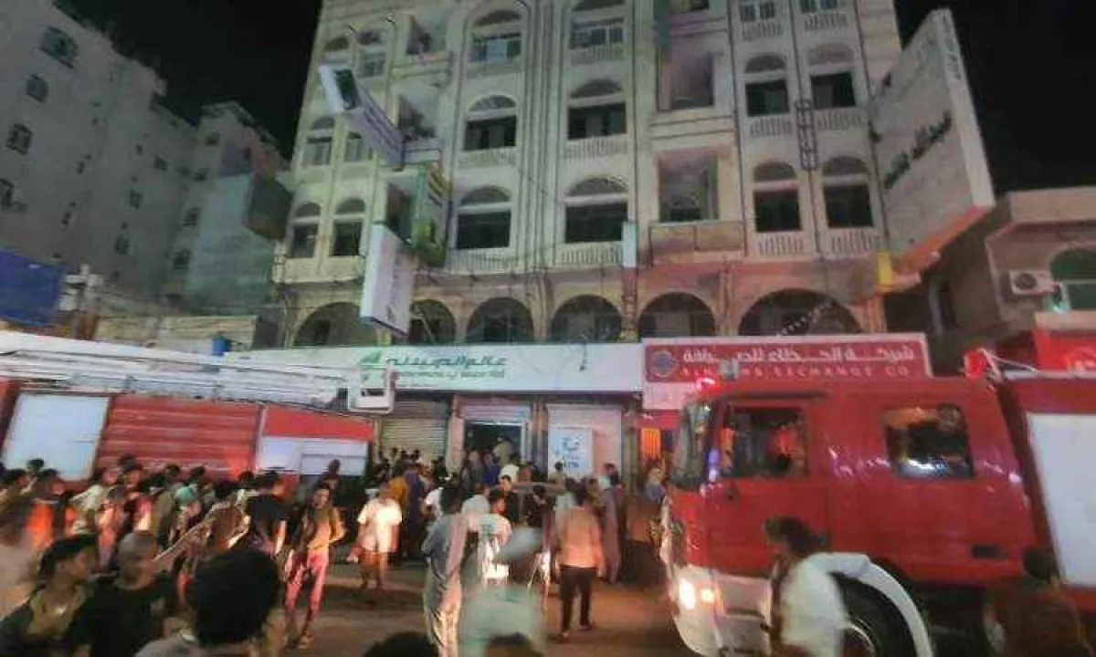 حريق في مبنى يضم محال وعيادات بشارع صنعاء في الحديدة