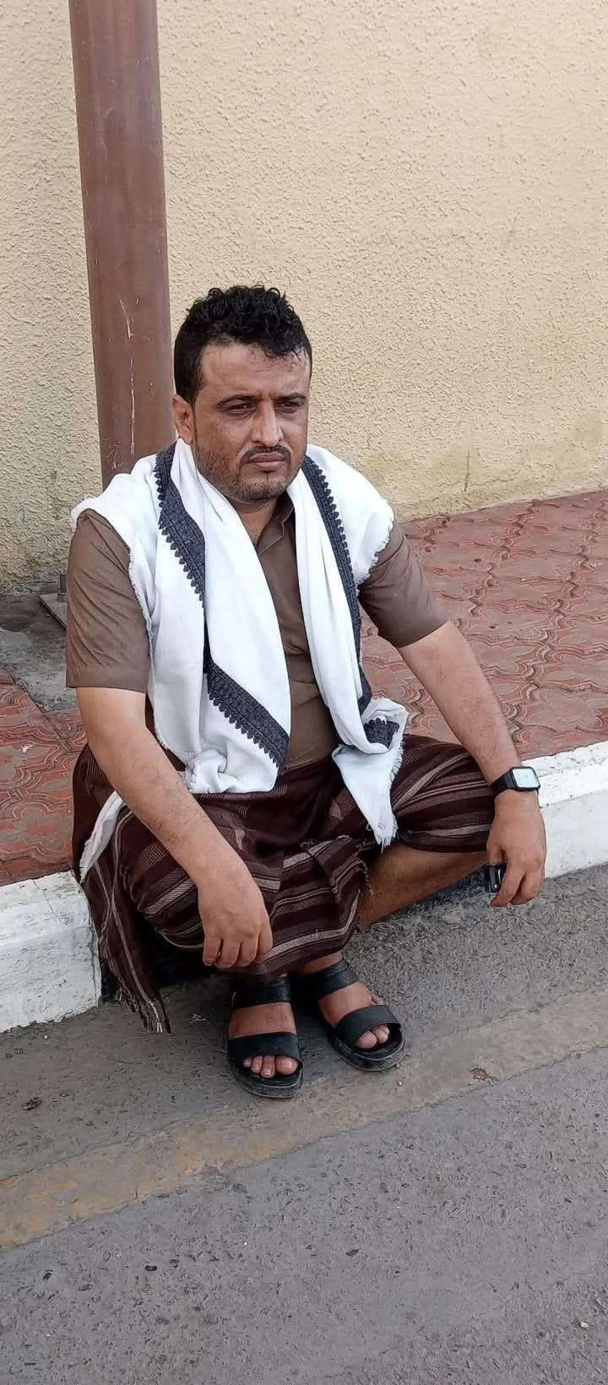 اعتقال الصحفي أحمد مقرع الحنشي بعد مداهمة منزله في لودر يثير غضباً قبلياً واسعاً