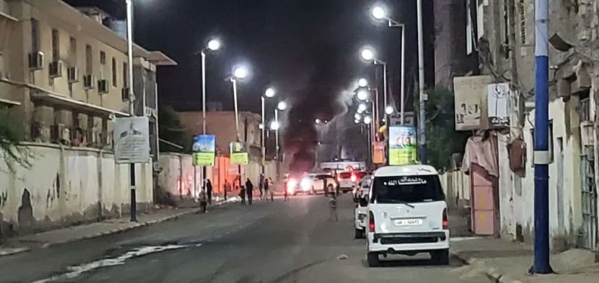 شارع عدن يرفض "التسييس".. غضب واسع من محاولات الانتقالي المنحل ركوب موجة احتجاجات الكهرباء