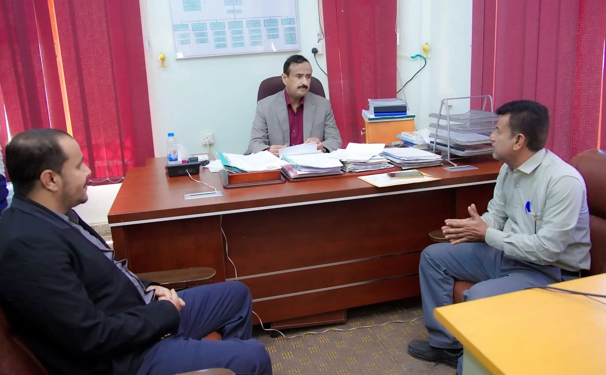 المحافظ بن الوزير يلتقي قيادة السلطة المحلية بمديرية رضوم ويؤكد أستمرار دعمه لجهود التنمية وتحسين الخدمات