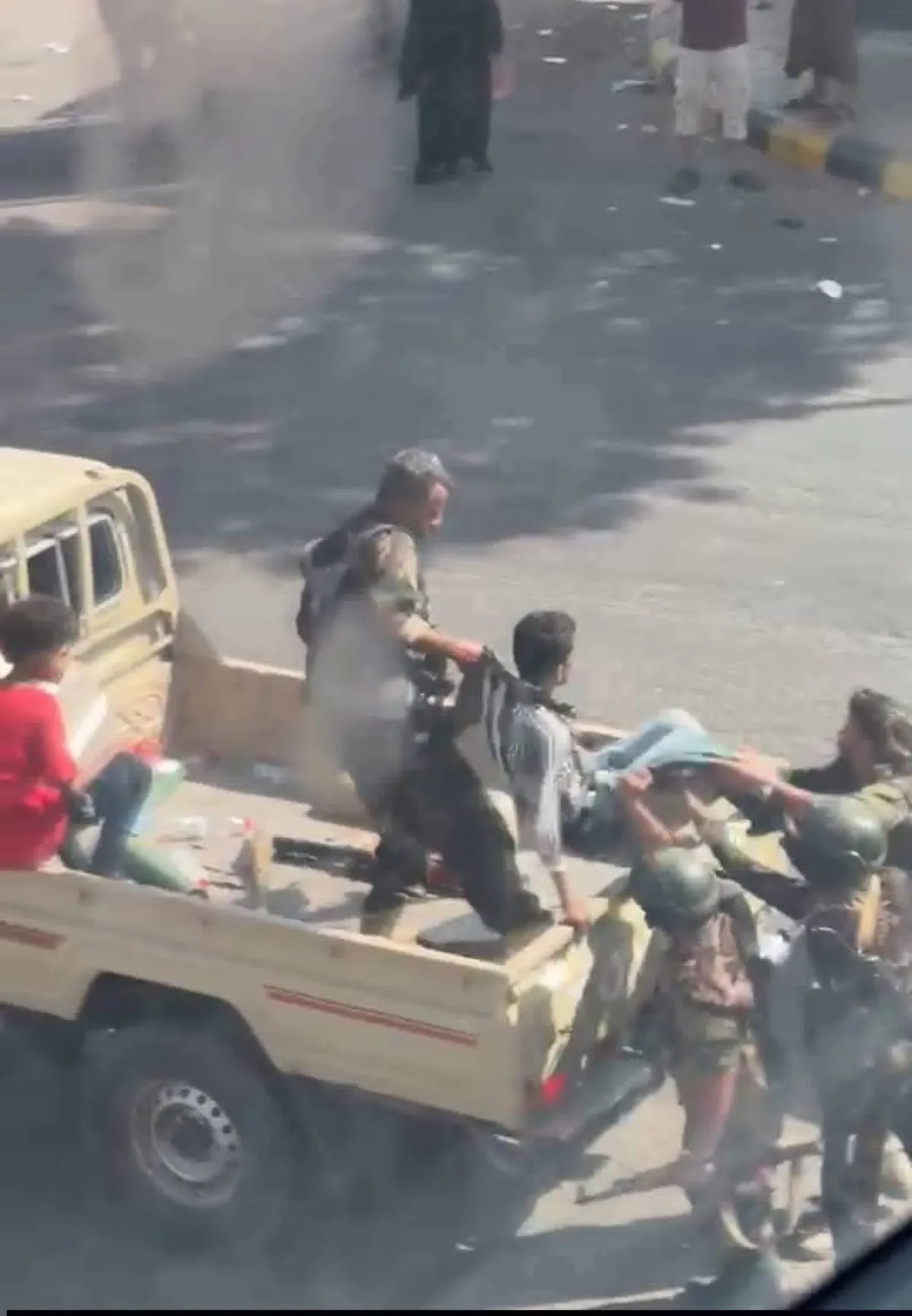 استياء شعبي بعد تداول فيديو لجنود أمن يعتدون على متظاهرين في عدن
