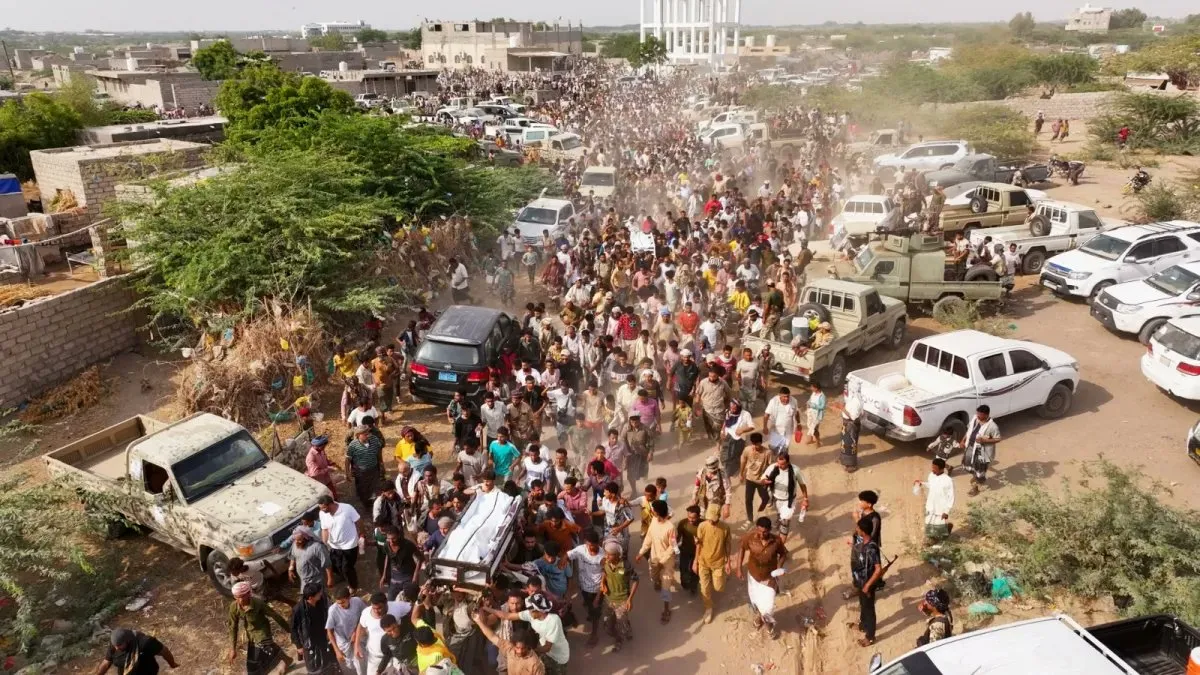 الخوخة تشيع القائد العميد يحيى وحيش في موكب جنائزي مهيب