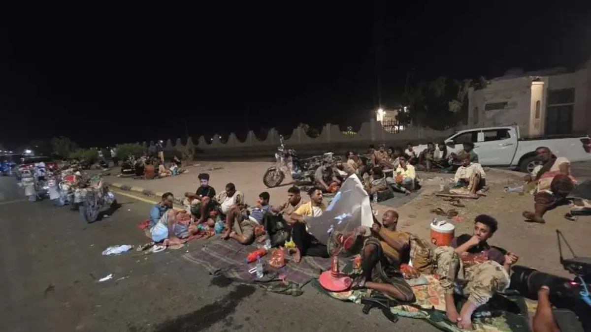 مواطنو أبين يحاصرون مبنى السلطة المحلية ويُعلنون الاعتصام المفتوح