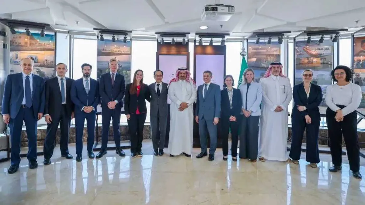 سفير السعودية باليمن يكرّم سفير أمريكا بتكريم نادر.. ورسالة مفاجئة عن ”السلام
