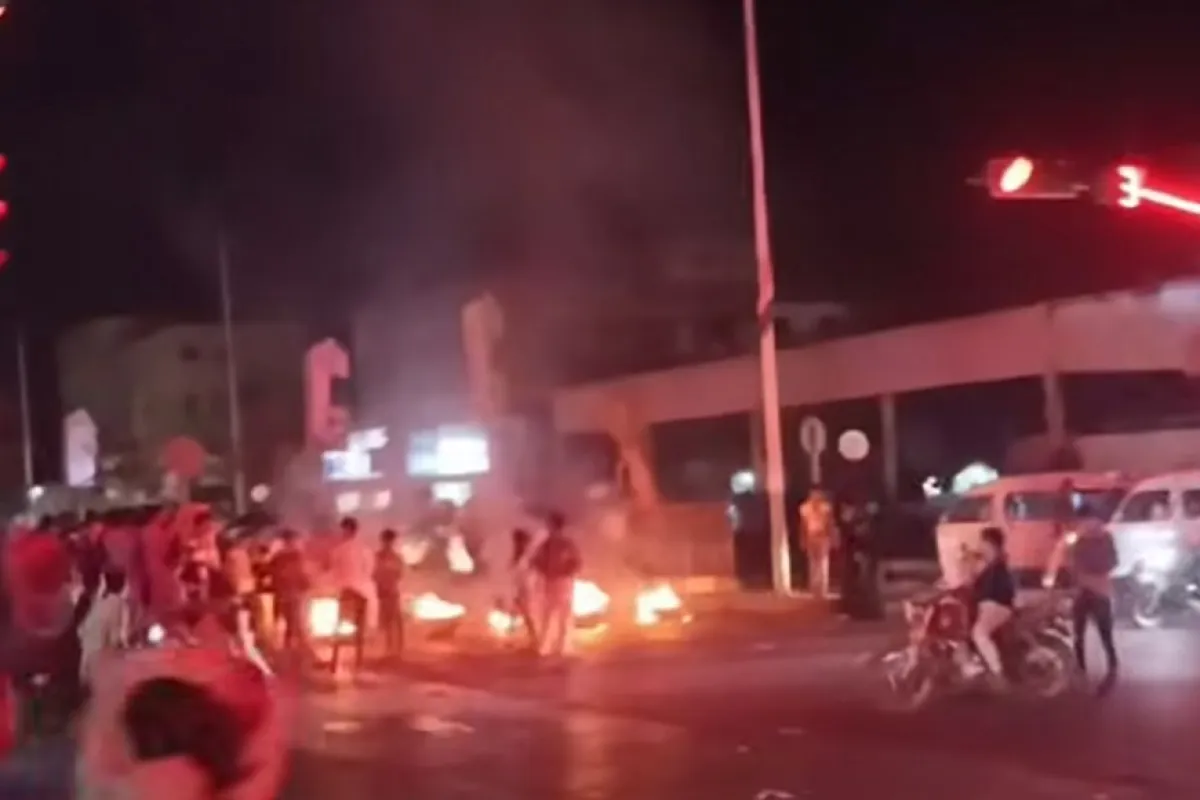 احتجاجات غاضبة تتواصل في المنصورة والشيخ عثمان وقطع طرقات بالإطارات المشتعلة