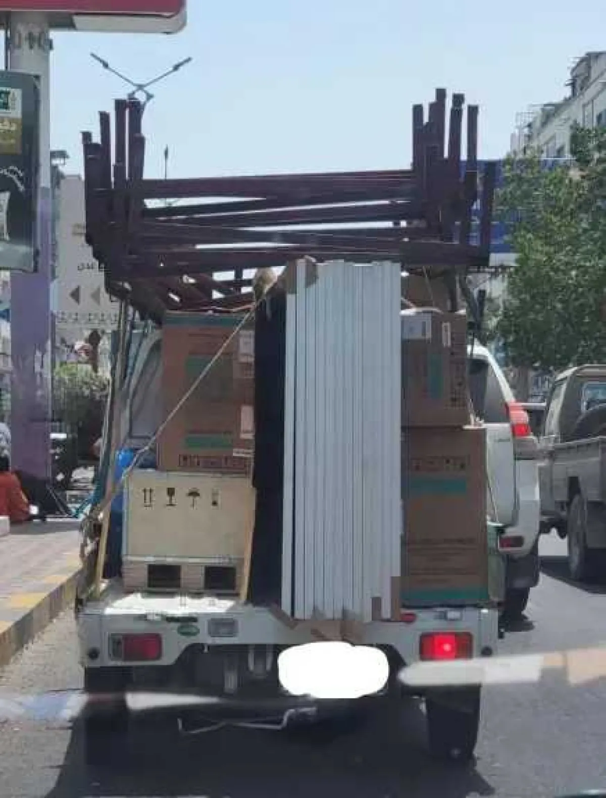 ”10 آلاف ريال سعودي مقابل ضوء واحد”.. كيف حوّل التجار أزمة الكهرباء في عدن إلى ”ذهب أسود”؟