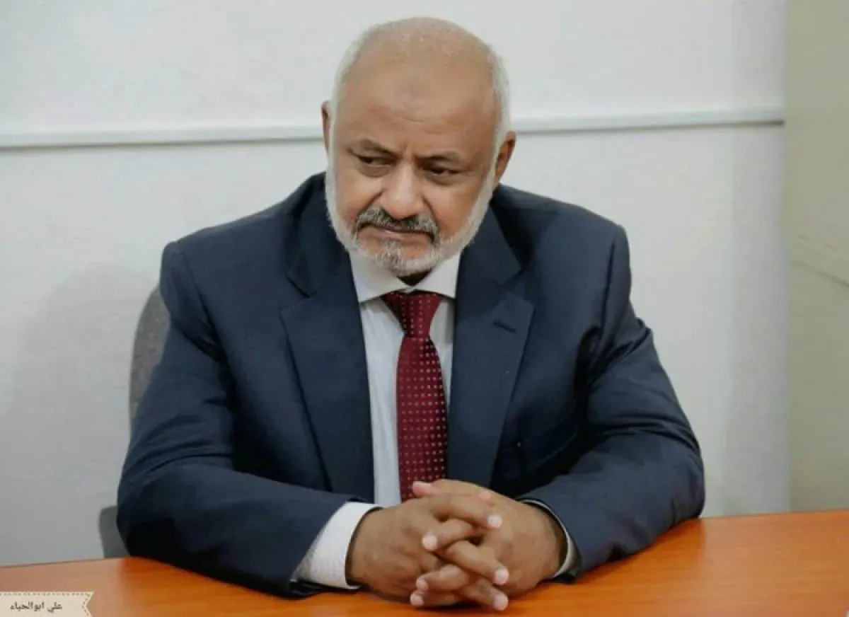 محافظ الحديدة ينقل تعازي رئيس وأعضاء مجلس القيادة إلى عائلات الشهيدين العميد يحيي وحيش ومرافقه