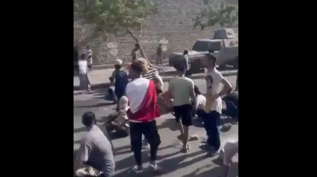 عدن.. توتر أمني غير مسبوق وعصيان مدني ومحتجون يقطعون الطرقات... ماذا يحدث؟ - [فيديوهات]