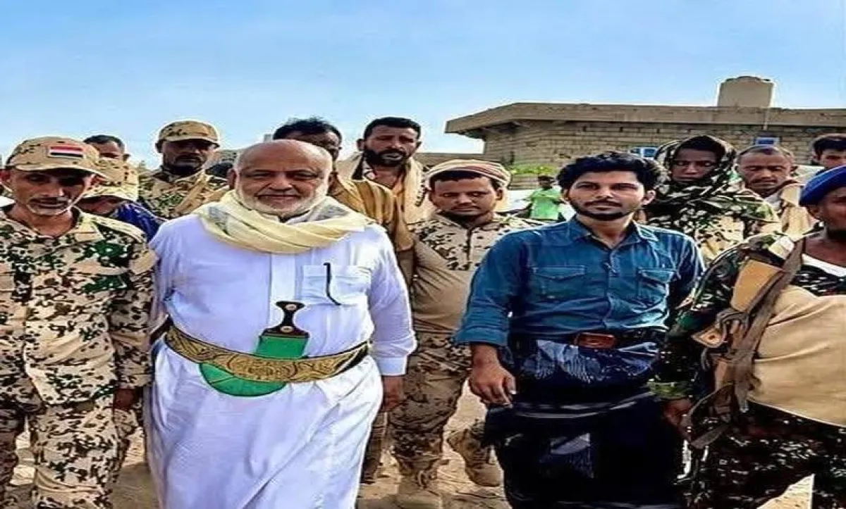 محافظ الحديدة ينقل تعازي القيادة لأسرتي الشهيدين يحيى وحيش وعبدالكريم الشامي
