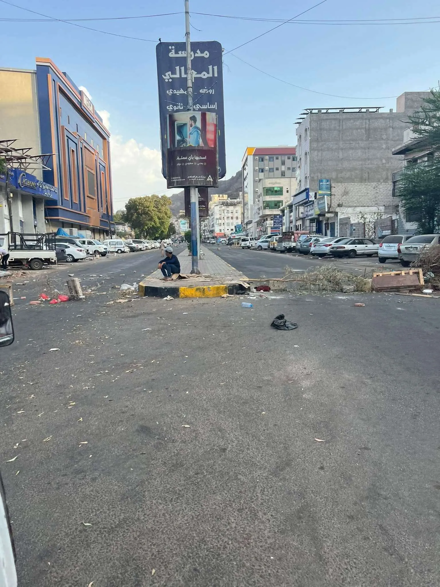 عاجل :محتجون يغلقون شارع هام بكريتر احتجاجاً على تدهور الكهرباء