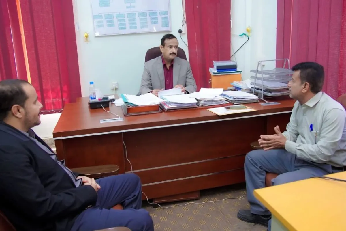 المحافظ بن الوزير يلتقي قيادة السلطة المحلية بمديرية رضوم ويؤكد أستمرار دعمه لجهود التنمية وتحسين الخدمات.