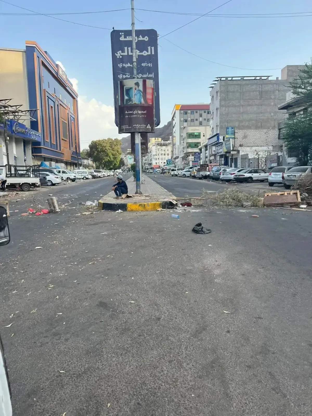 محتجون ينفذون عصياناً مدنياً جزئياً في كريتر للمطالبة بالكهرباء والخدمات.. واتهامات لقوات أمنية بفض الاعتصام ب