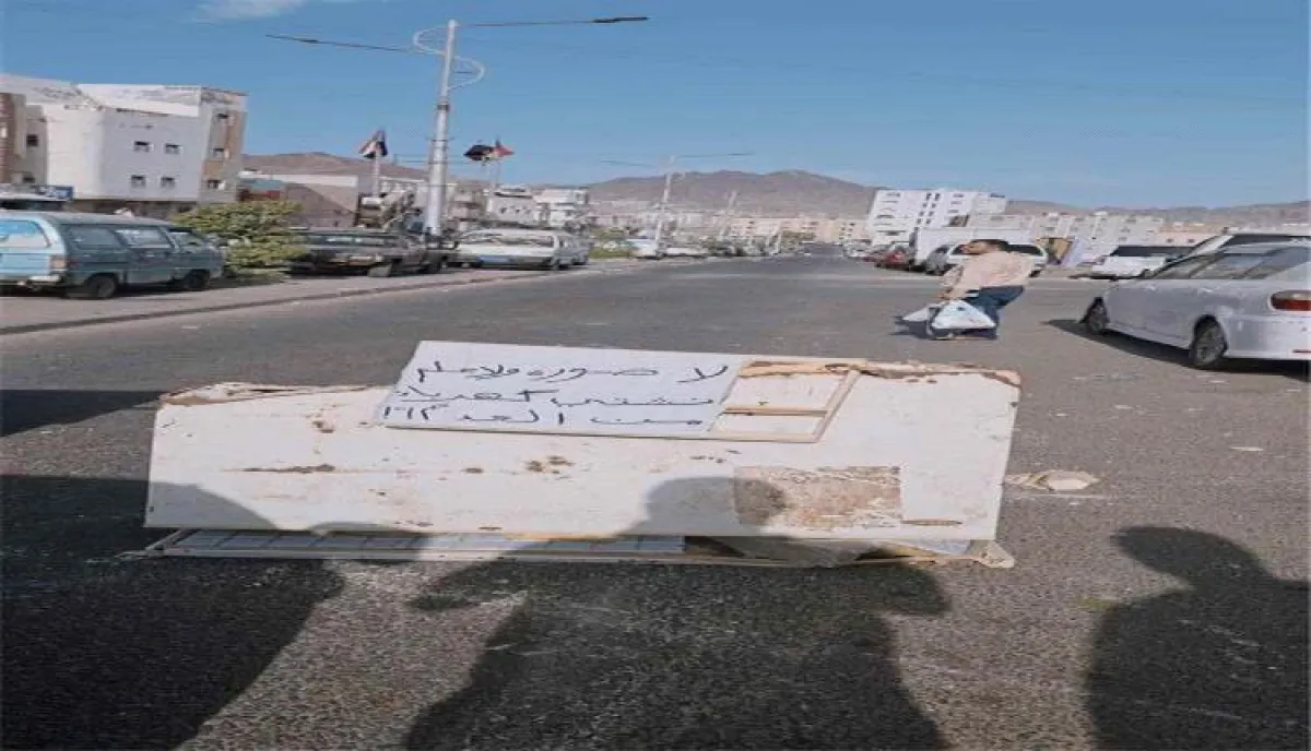 احتجاجات شعبية تعطل الحركة في المعلا وكريتر للمطالبة بحلول عاجلة لأزمة الكهرباء