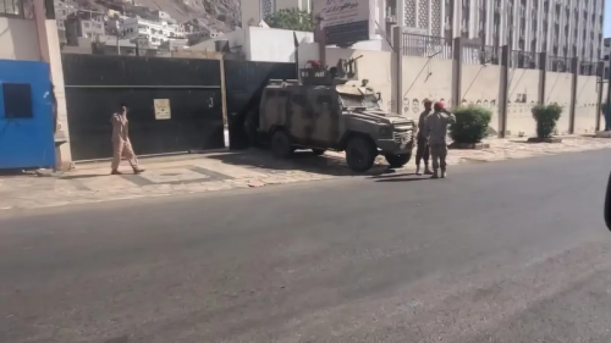 محافظ عدن عبدالرحمن شيخ اليافعي يوجّه بـالضرب بيد من حديد وقمع الاحتجاجات السلمية المطالبة بالخدمات