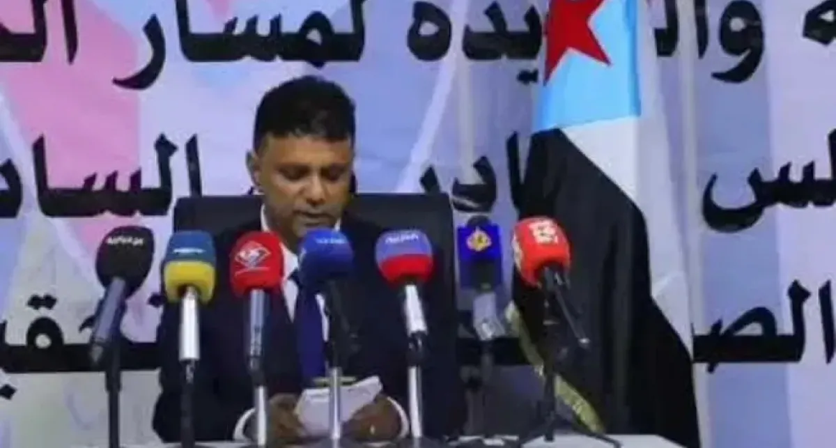 قيادي جنوبي يكشف كواليس الانهيار داخل الانتقالي وردّ عيدروس على تحذيرات ضربة المكلا