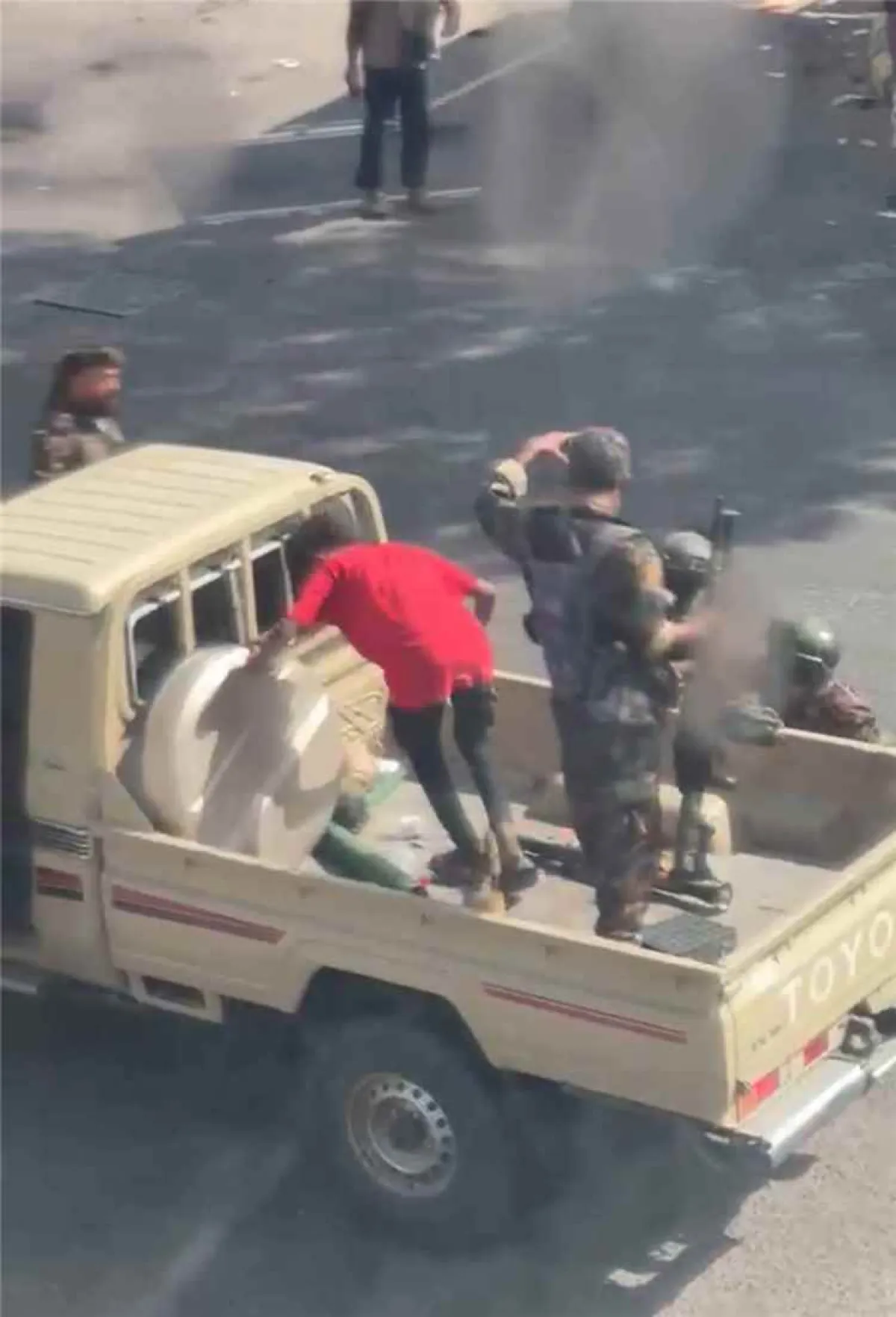 قوات عسكرية تخلي سبيل محتجين في كريتر بعد توقيفهم على خلفية الاحتجاجات