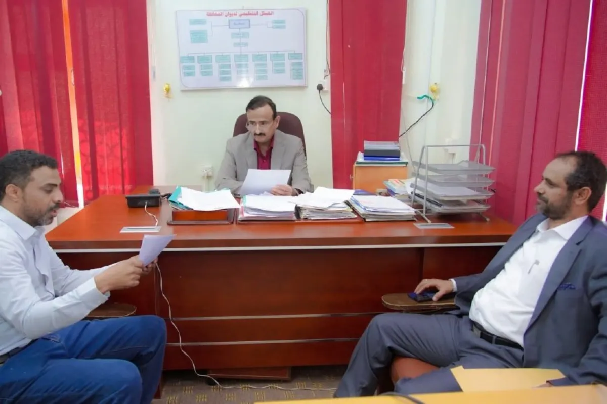 المحافظ بن الوزير يناقش مع مدير عام الصحة خطة تنفيذ المسح الميداني لمرض التراخوما في شبوة