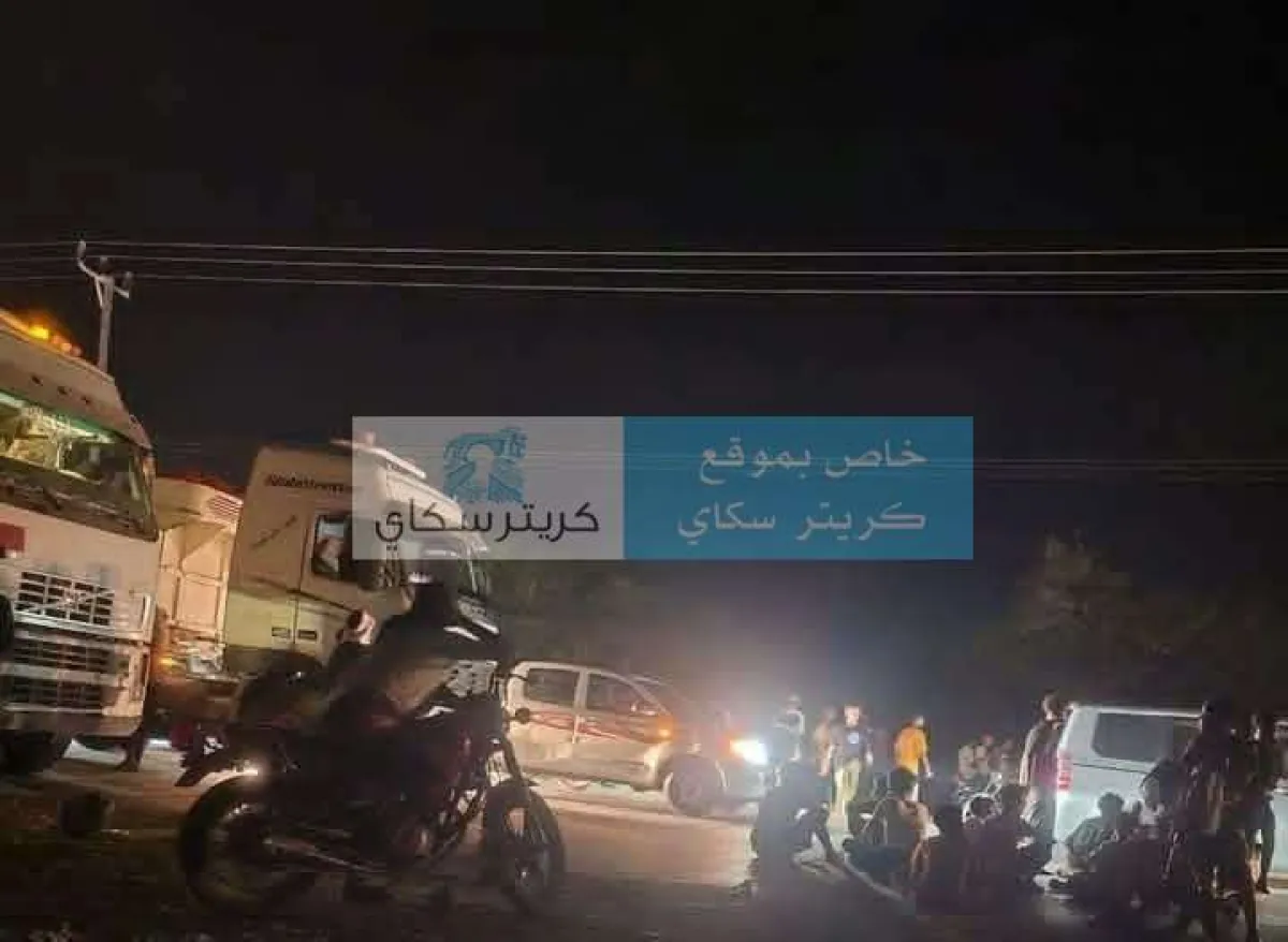 محتجون يغلقون الخط الدولي بالشحر احتجاجًا على تدهور الخدمات