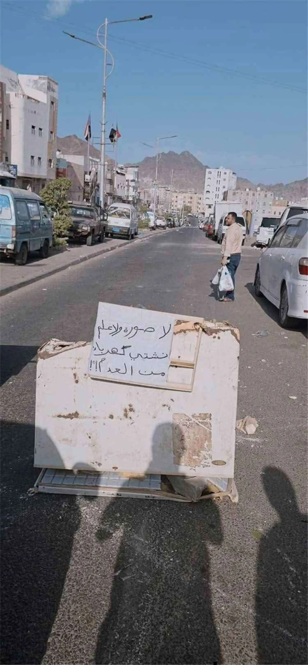 لافتة احتجاجية في عدن تثير جدلا واسعا.. ماذا تضمنت؟