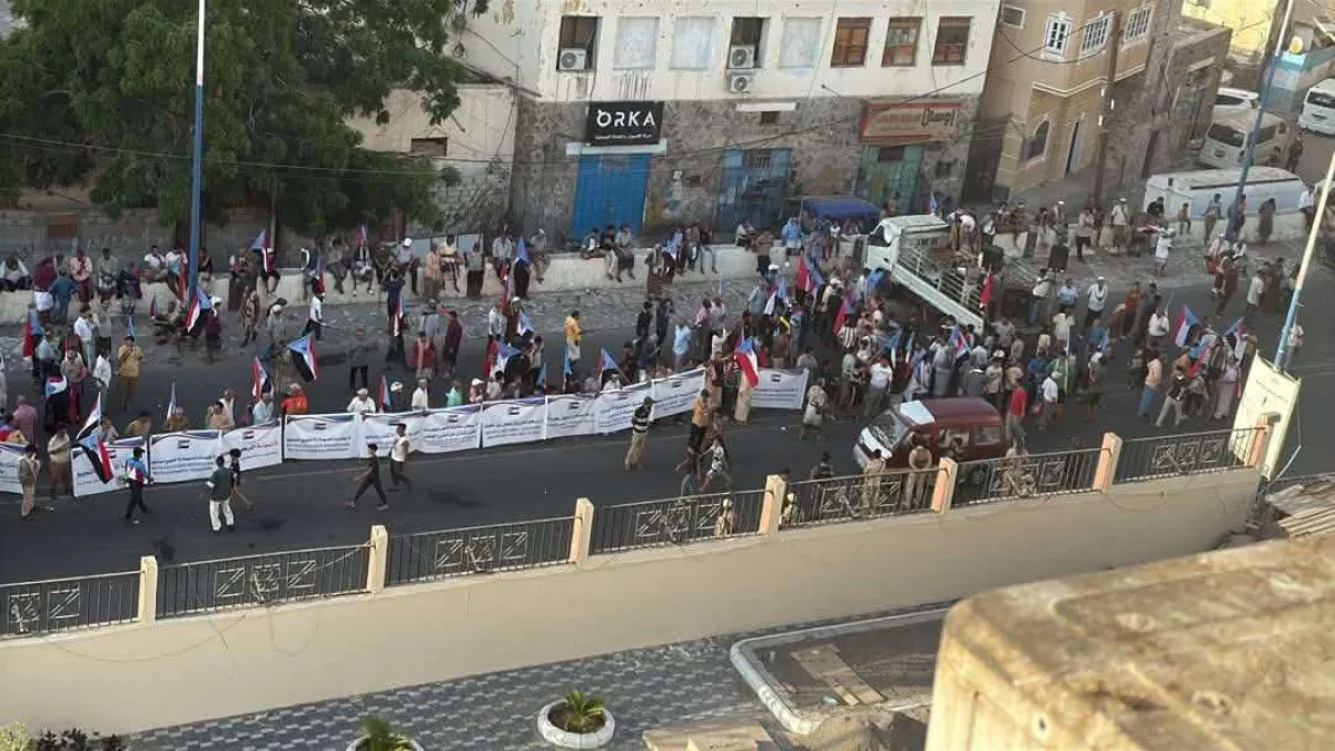 ناشط سياسي يهاجم دعوات الانتقالي للاعتصام أمام السلطة المحلية في المعلا