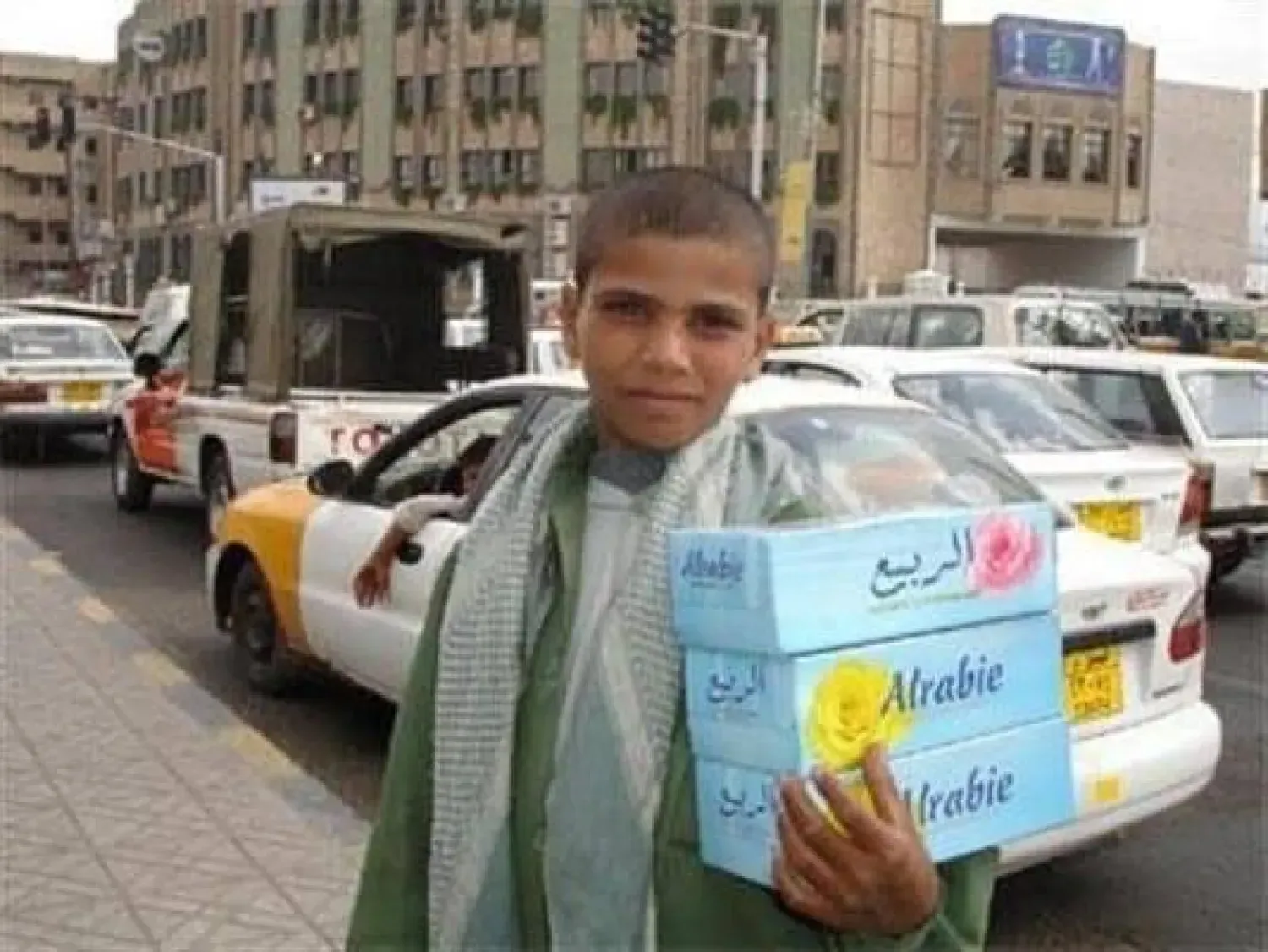 الحوثيون يصنفون بيع المناديل "تسولا" ويفرضون عقوبات عليها
