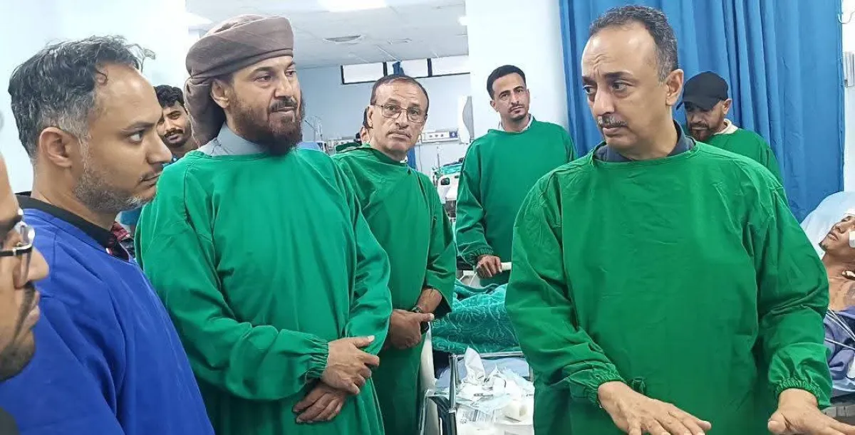 بتوجيهات المحافظ عبدالرحمن.. مديرصحة عدن يطمئن على أحوال المصابين من حادث إنفجارفي معسكر قوات العمالقة