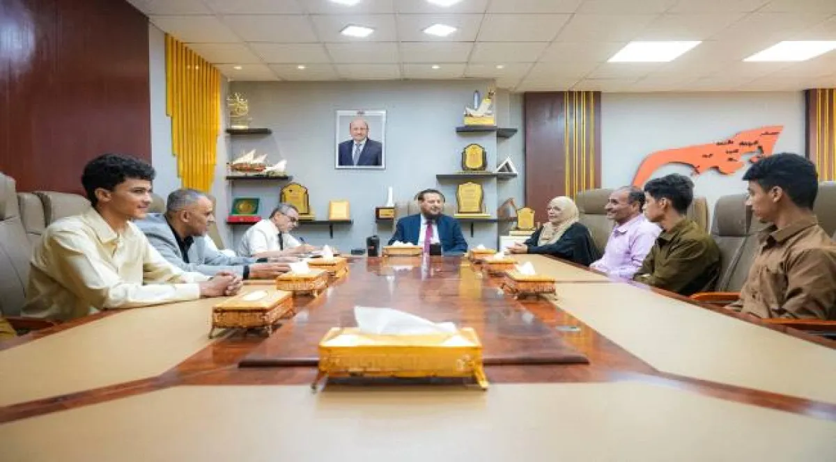 محافظ عدن يكرم طلاب ثانوية خليفة الفائزين بالمسابقة الفكرية