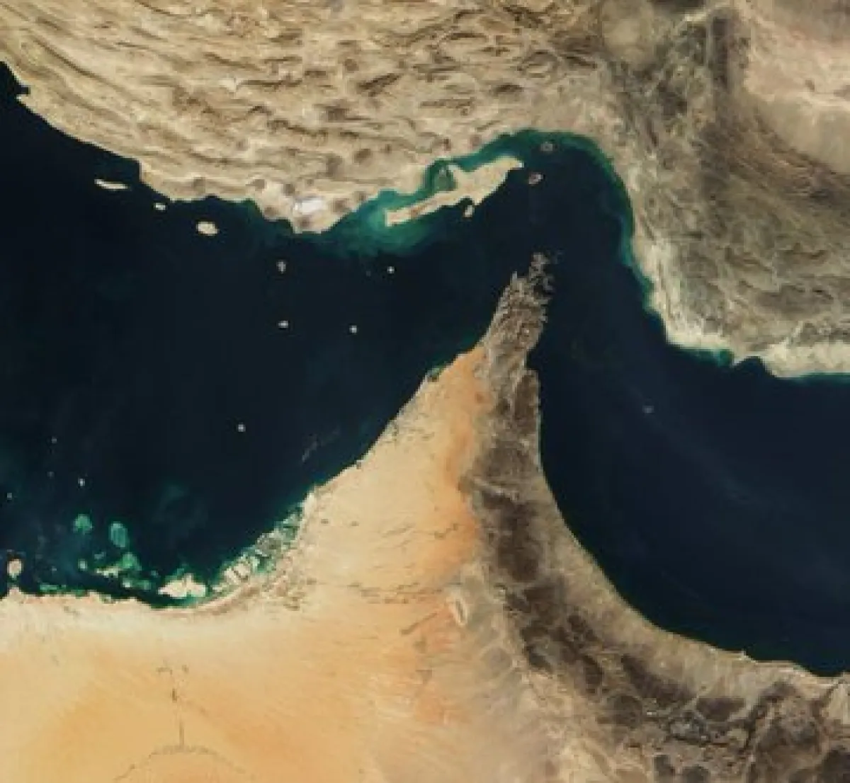 القيادة المركزية الأمريكية تنفي مزاعم إيرانية بشأن إغلاق مضيق هرمز واستهداف سفن حربية
