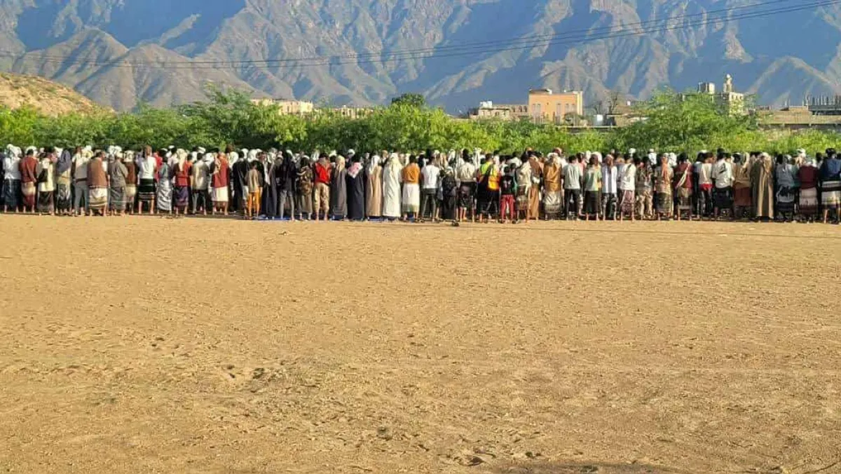 أبناء لودر يؤدون صلاة الاستسقاء طلبًا لنزول الغيث(صور)